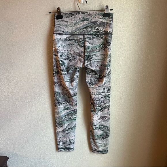 Lululemon Wunder Under High-Rise Tight 25" *Full-On Luxtreme
Springscape Multi - Picture 9 of 10